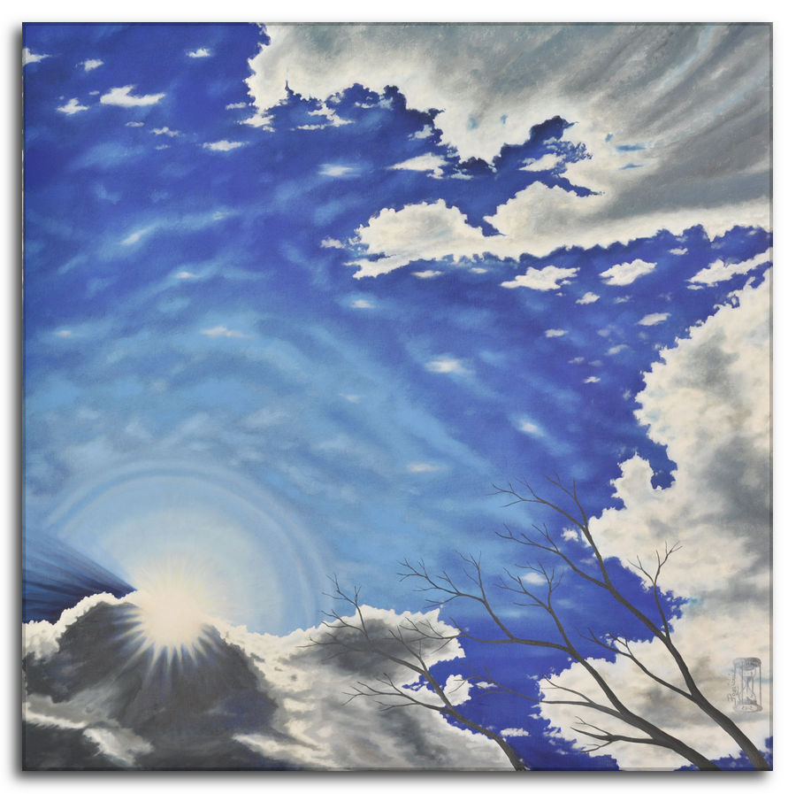 Dipinto a olio figurativo di Silvano Poggiani con titolo: Aprirsi all'inaspettato. Aprirsi all'inaspettato. Dipinto a olio figurativo di Silvano Poggiani raffigurante un cielo drammatico con sole luminoso circondato da alone, nuvole bianche e grigie su sfondo blu intenso, e rami spogli che si piegano al vento.