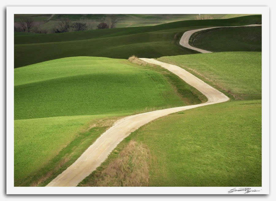 Fotografia artistica di Silvano Poggiani raffigurante il paesaggio della campagna toscana vicino Ville di Corsano, con strada bianca sinuosa tra verdi colline.